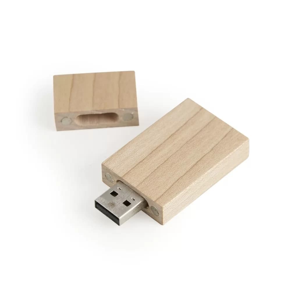 Pen drive ecológico de madeira clara com tampa magnética aberta sobre fundo branco