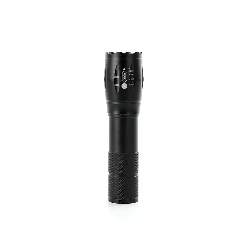 Lanterna de metal recarregável com zoom na cor preta, em pé na vertical sobre fundo branco