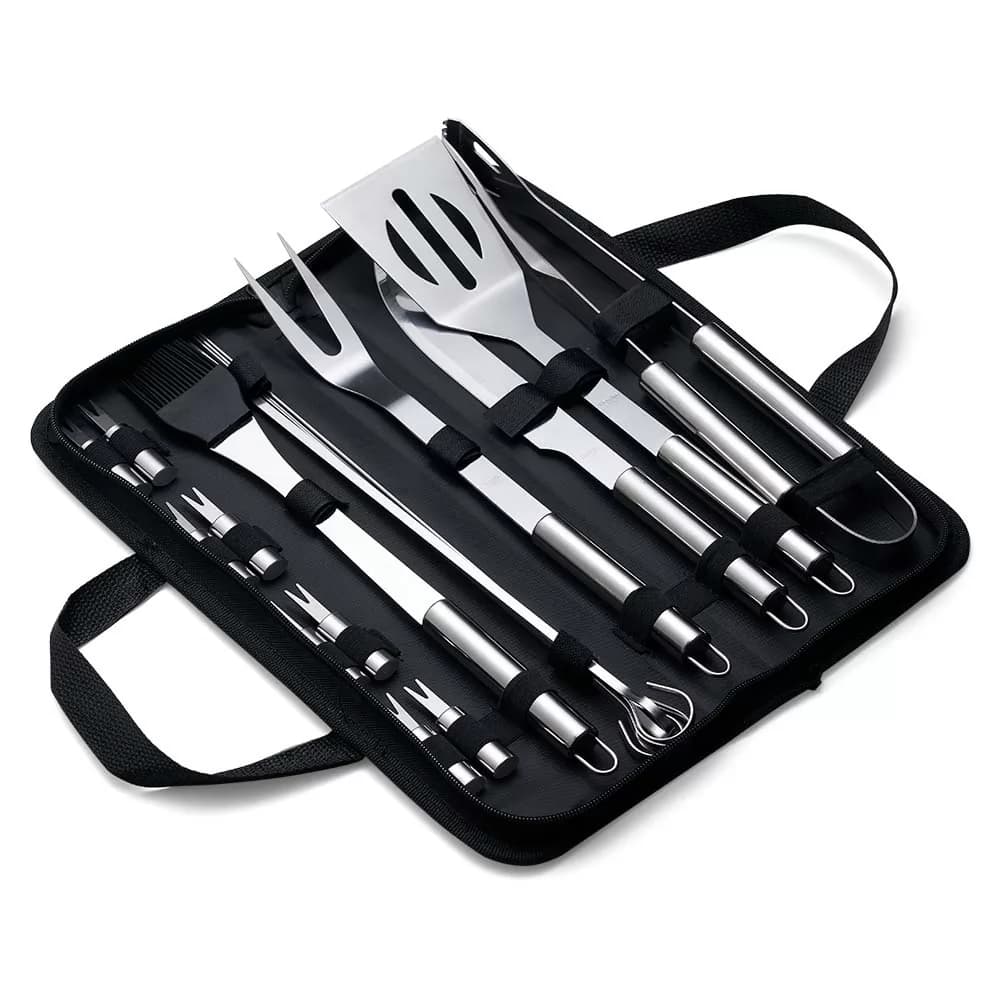 Kit churrasco com utensílios em inox organizados dentro de estojo preto aberto com alças