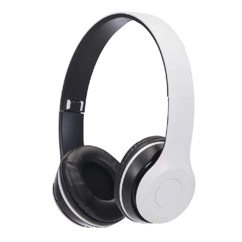 Fone de ouvido bluetooth fosco branco com almofadas pretas visto em ângulo sobre fundo branco