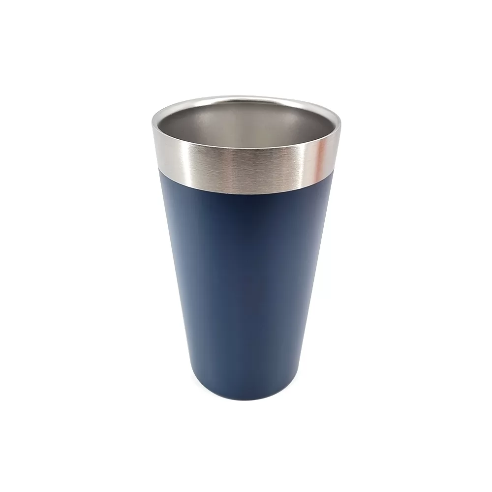 Copo térmico de inox azul com borda prateada escovada visto de frente em fundo branco