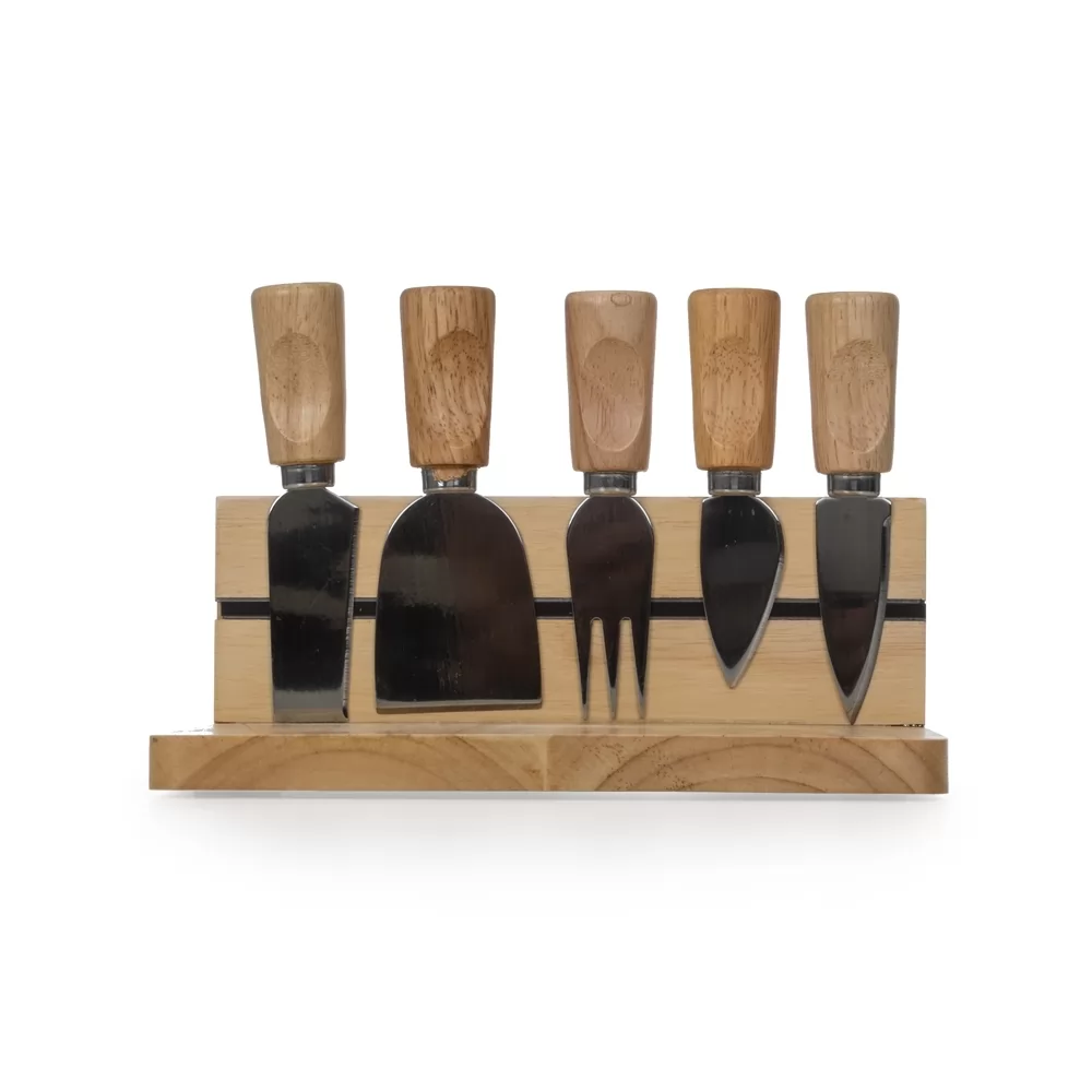 Kit queijo em bambu com tábua magnética e cinco utensílios de inox com cabo de madeira em vista frontal