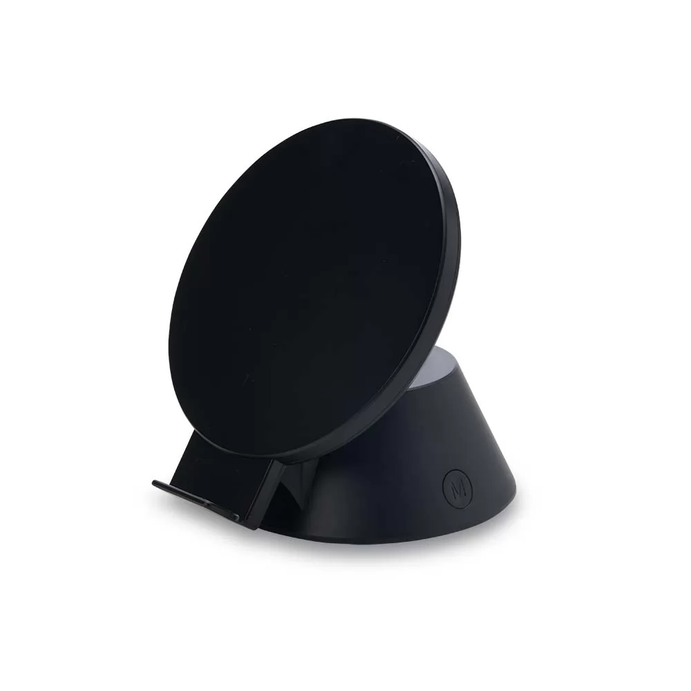 Caixa de som com carregador por indução preta com suporte para celular sobre fundo branco
