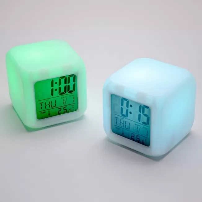 Dois relógios digitais LED com despertador em formato de cubo iluminados em verde e azul
