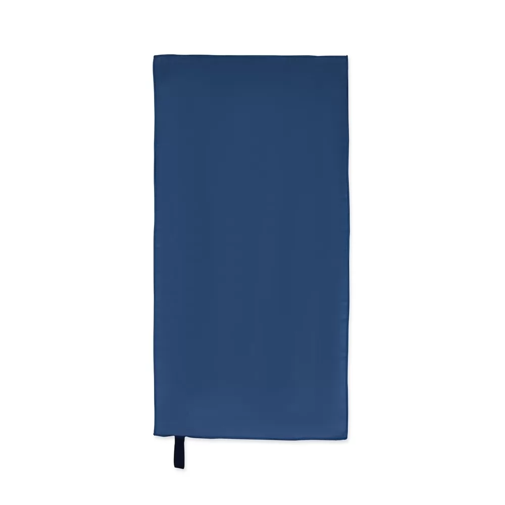 Toalha de poliéster de secagem rápida na cor azul estendida na vertical sobre fundo branco