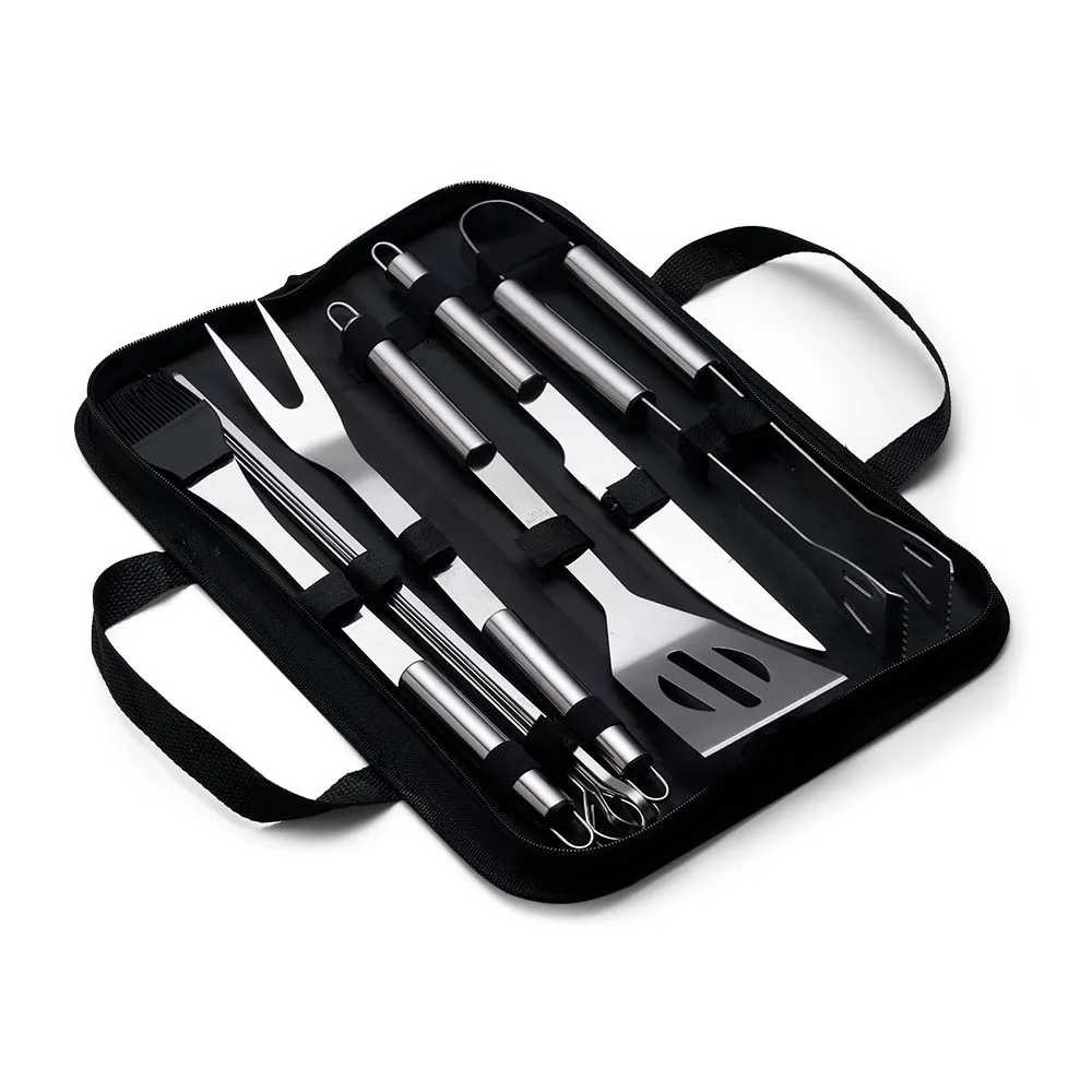 Kit Churrasco Inox aberto em estojo preto com utensílios em aço inoxidável organizados por elásticos