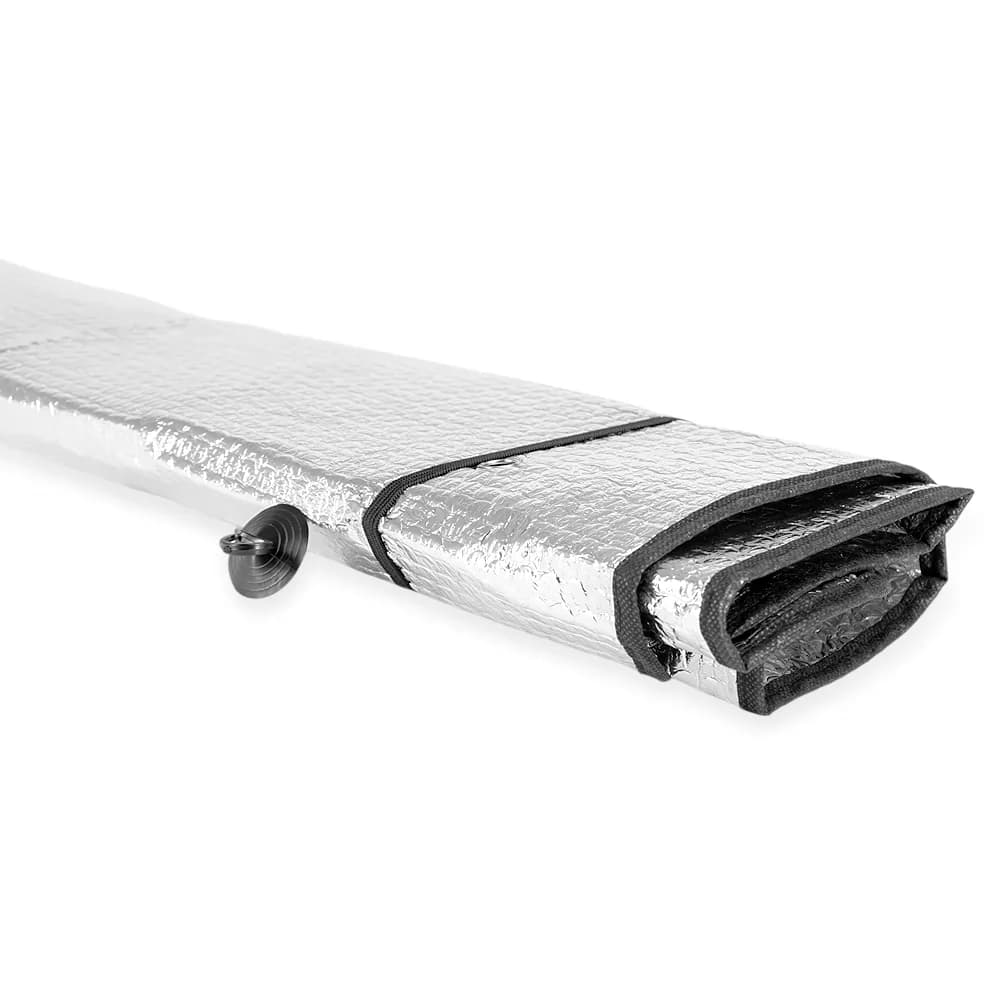 Protetor solar para-brisa prata dobrado com elástico preto e ventosa aparente em fundo branco