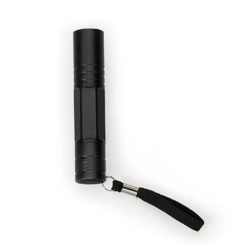 Mini lanterna preta com cordão de mão fixado na base, sobre fundo branco