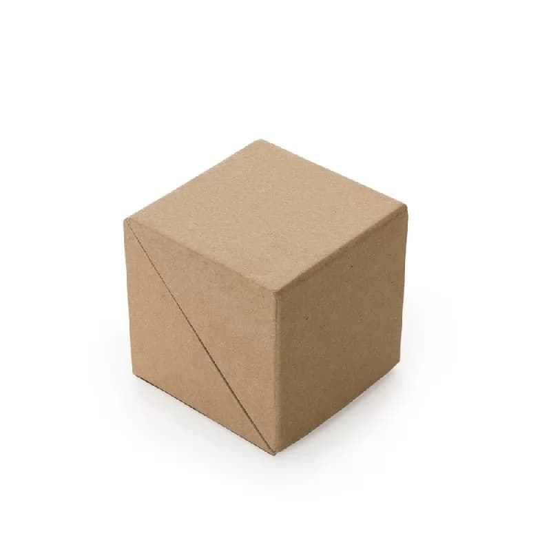 Bloco de anotações cubo bege fechado de papel kraft liso em ângulo sobre fundo branco
