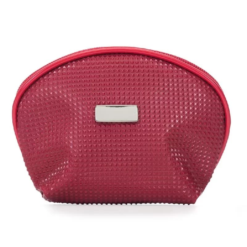 Necessaire de couro sintético texturizado vermelho com placa metálica frontal e fechamento em zíper