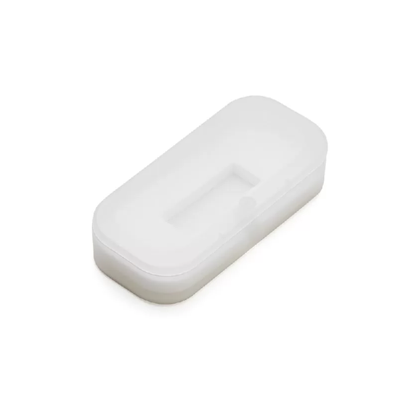 Estojo plástico para pen drive Pico A transparente fosco fechado sobre fundo branco