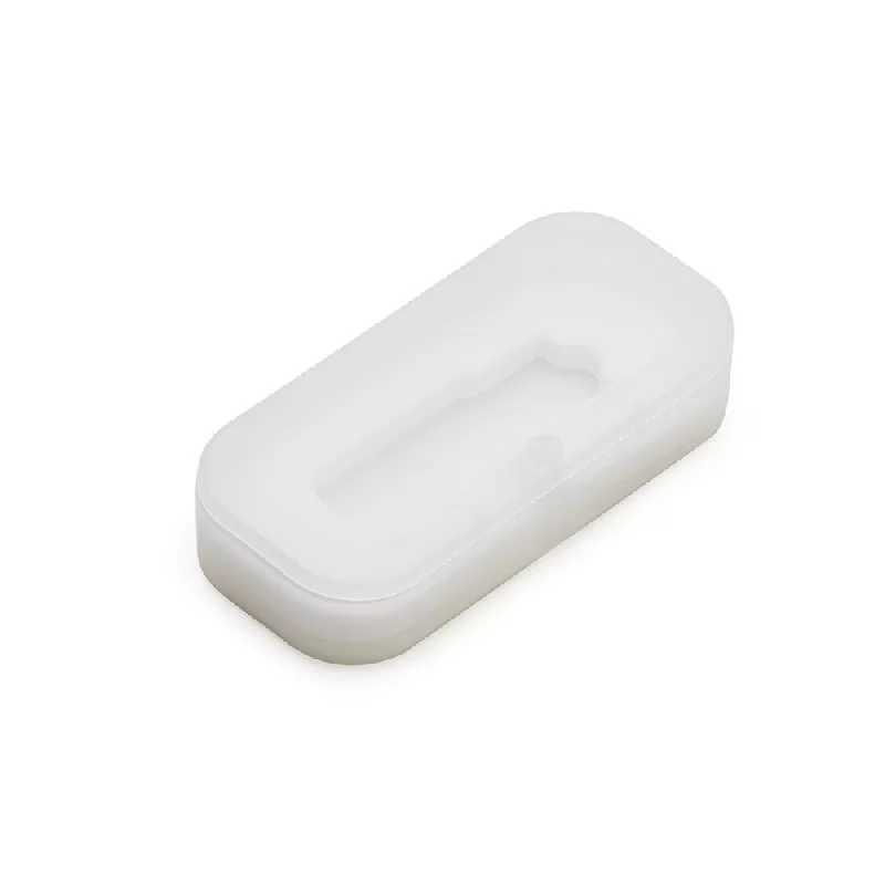 Estojo plástico para pen drive transparente com berço interno em ângulo sobre fundo branco