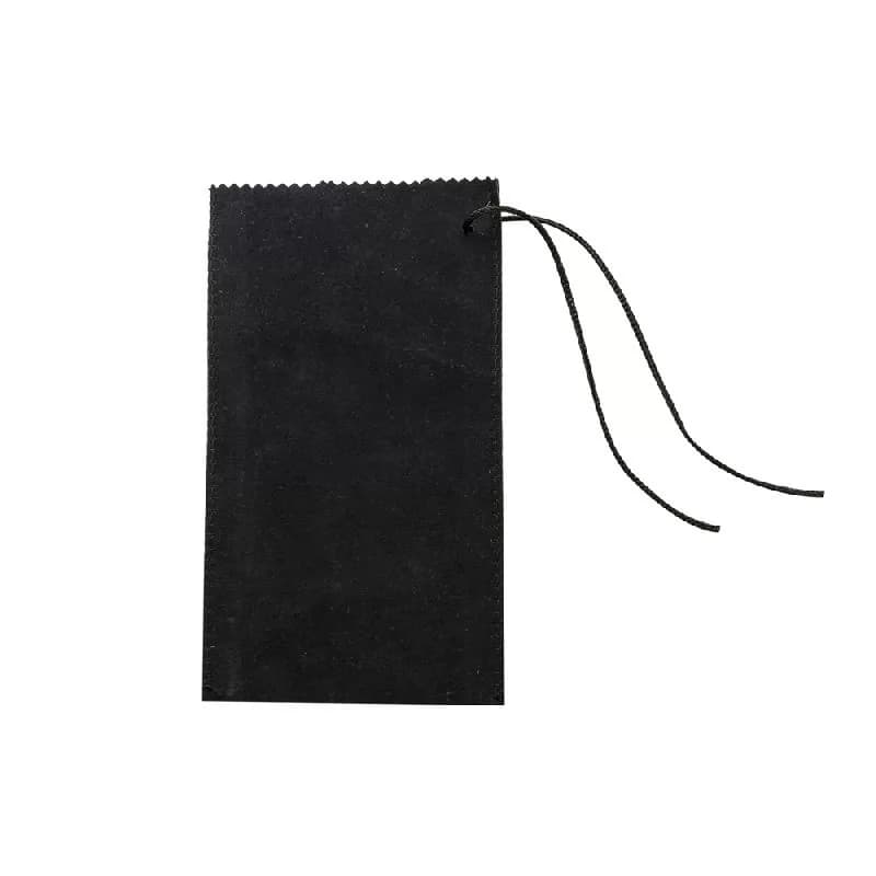 Estojo de veludo para kit na cor preta com cordão de fechamento em fundo branco