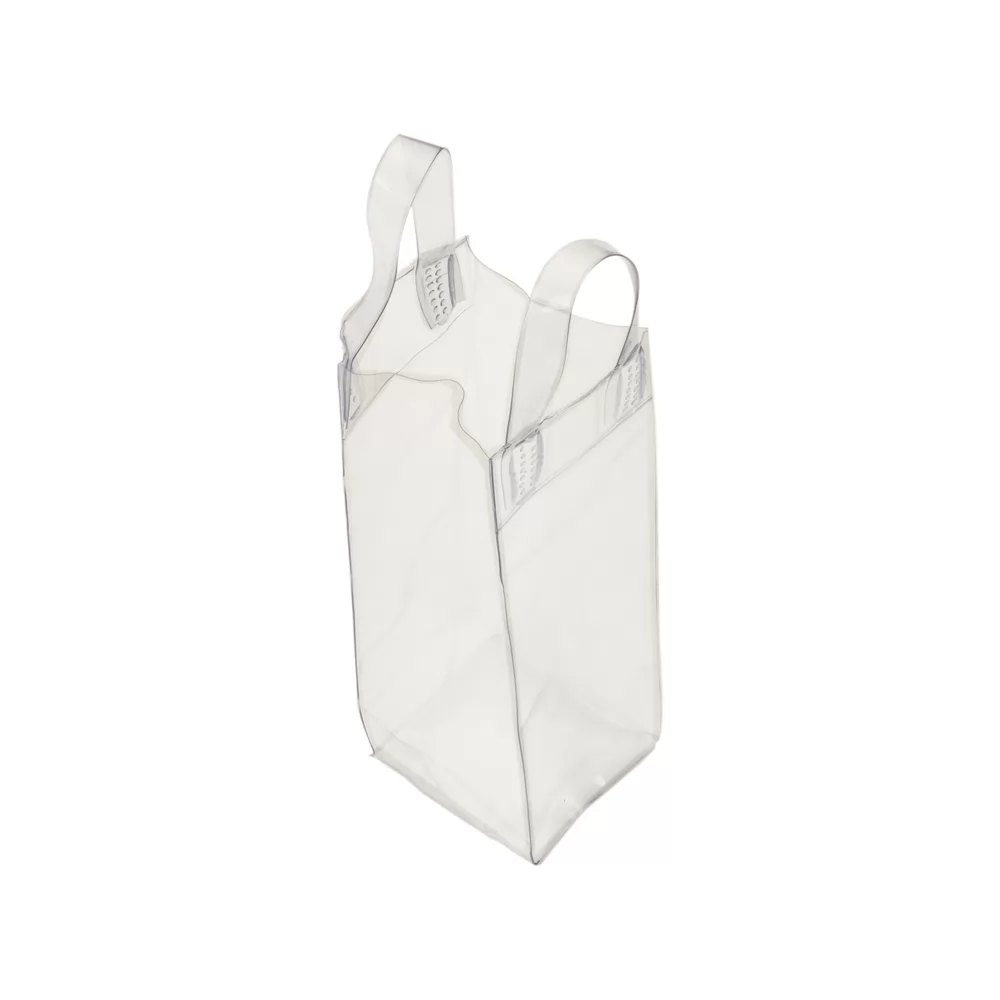 Sacola de gelo em PVC transparente para bebidas com alças em ângulo sobre fundo branco