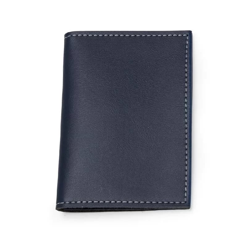 Porta-documento executivo em couro sintético escuro com costura pespontada clara em fundo branco