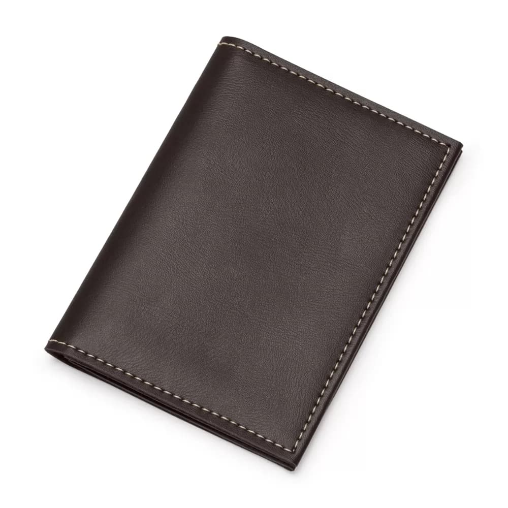 Porta-documento executivo em couro sintético escuro com costura pespontada clara em fundo branco