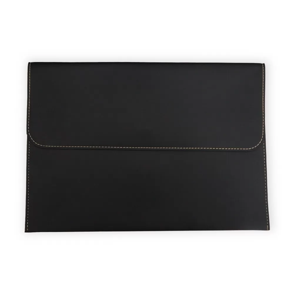 Pasta envelope de couro sintético preta com costura clara e aba fechada vista de frente sobre fundo branco
