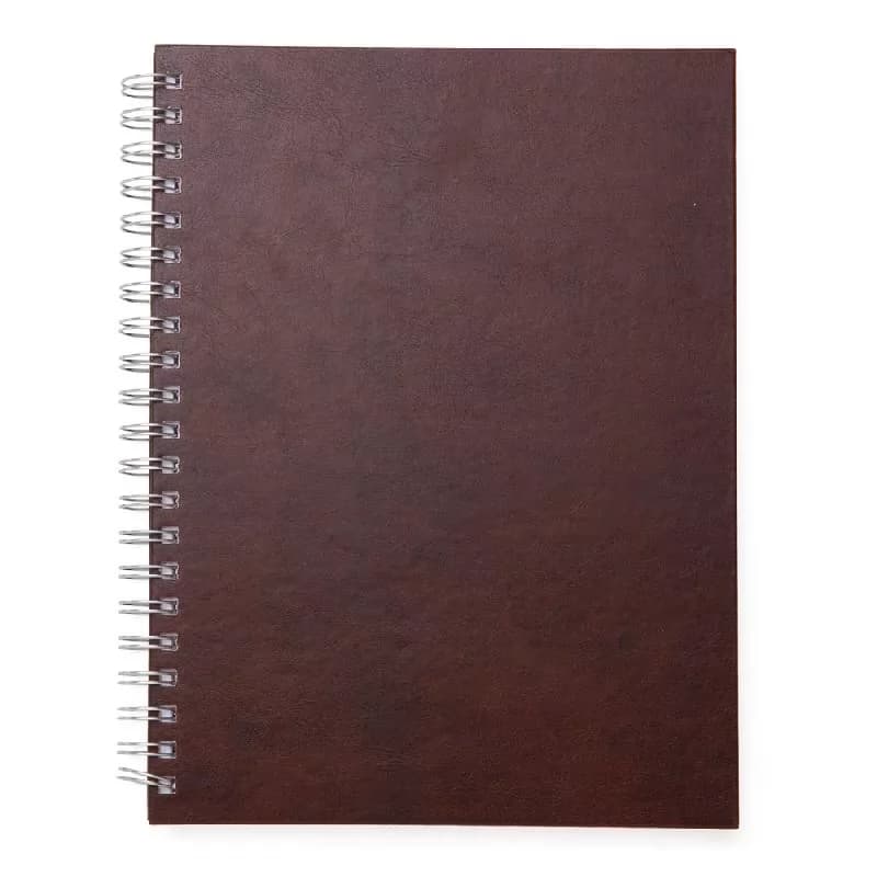 Caderno de couro sintético texturizado marrom com espiral metálico visto de frente fechado