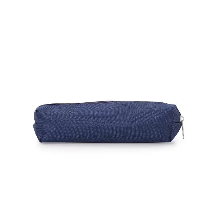 Estojo de nylon azul com fecho em zíper visto de frente sobre fundo branco