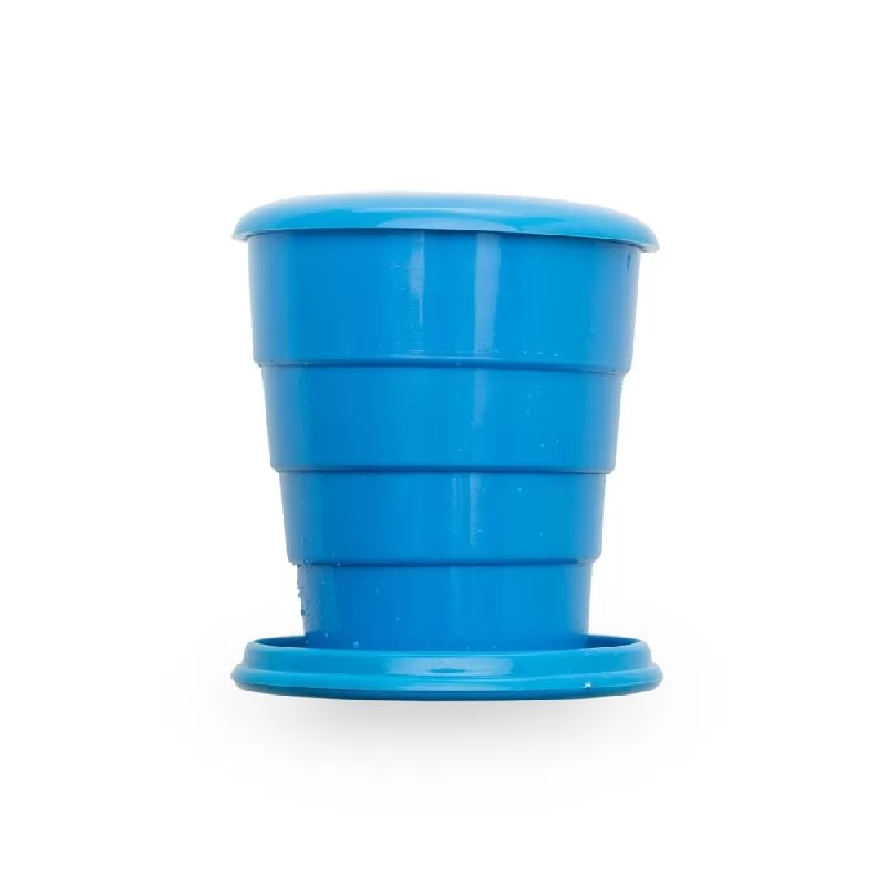 Copo retrátil de 130ml em plástico azul aberto com tampa em fundo branco