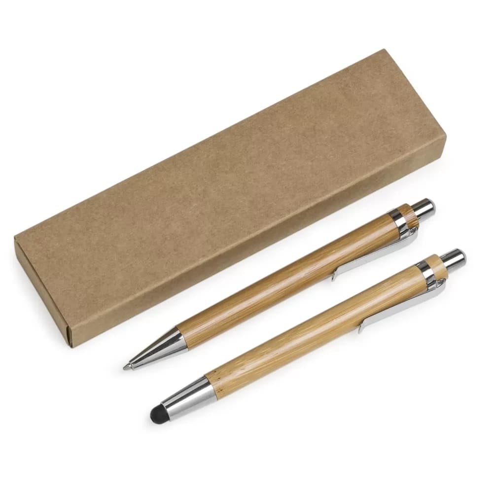 Kit ecológico caneta e lapiseira de bambu com detalhes metálicos ao lado de estojo kraft sobre fundo branco