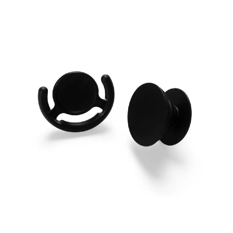 Pop socket preto em plástico com suporte veicular para celular sobre fundo branco
