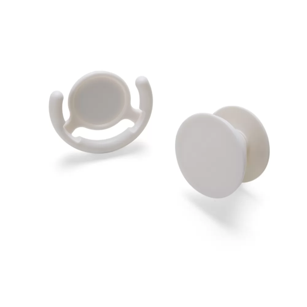 Pop socket para celular branco de plástico com adesivo 3M na base visto em ângulo superior