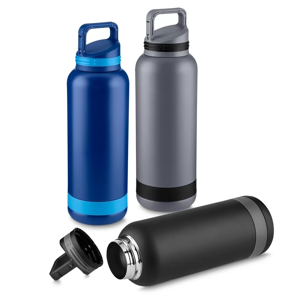 Garrafa térmica de 700ml preta com detalhe cinza na base e tampa com bico e alça