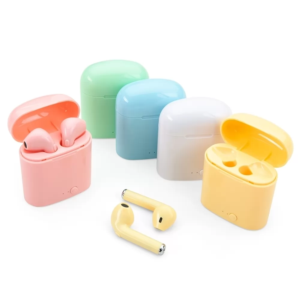 Fone de ouvido bluetooth branco com case carregador aberto de plástico e led azul aceso