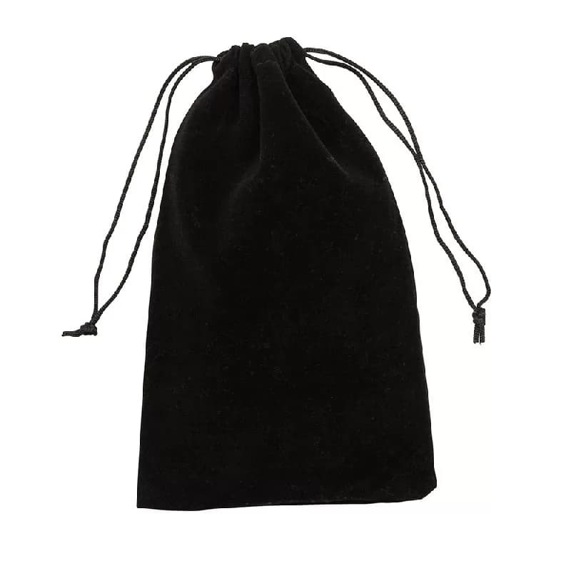 Estojo de veludo preto com cordão duplo de ajuste sobre fundo branco