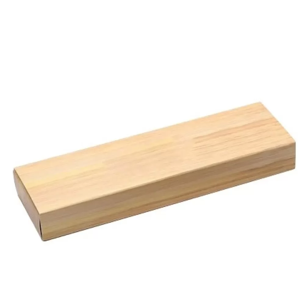 Estojo de papel com aparência de bambu para caneta, fechado e posicionado em ângulo sobre fundo branco