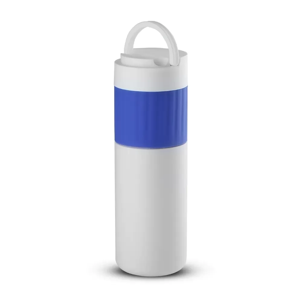 Garrafa térmica de 500ml branca com detalhe azul e alça na tampa sobre fundo branco