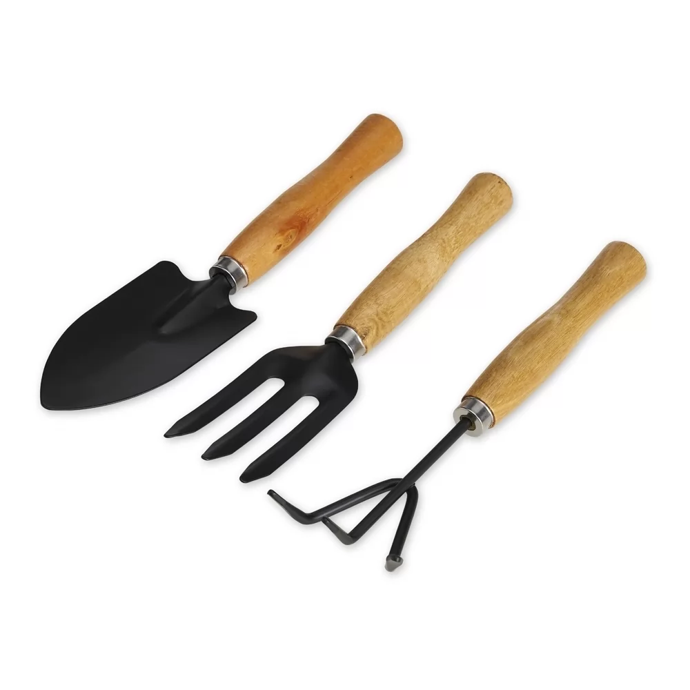 Kit jardinagem com cabo de madeira e metal preto composto por pá, garfo e rastelo sobre fundo branco