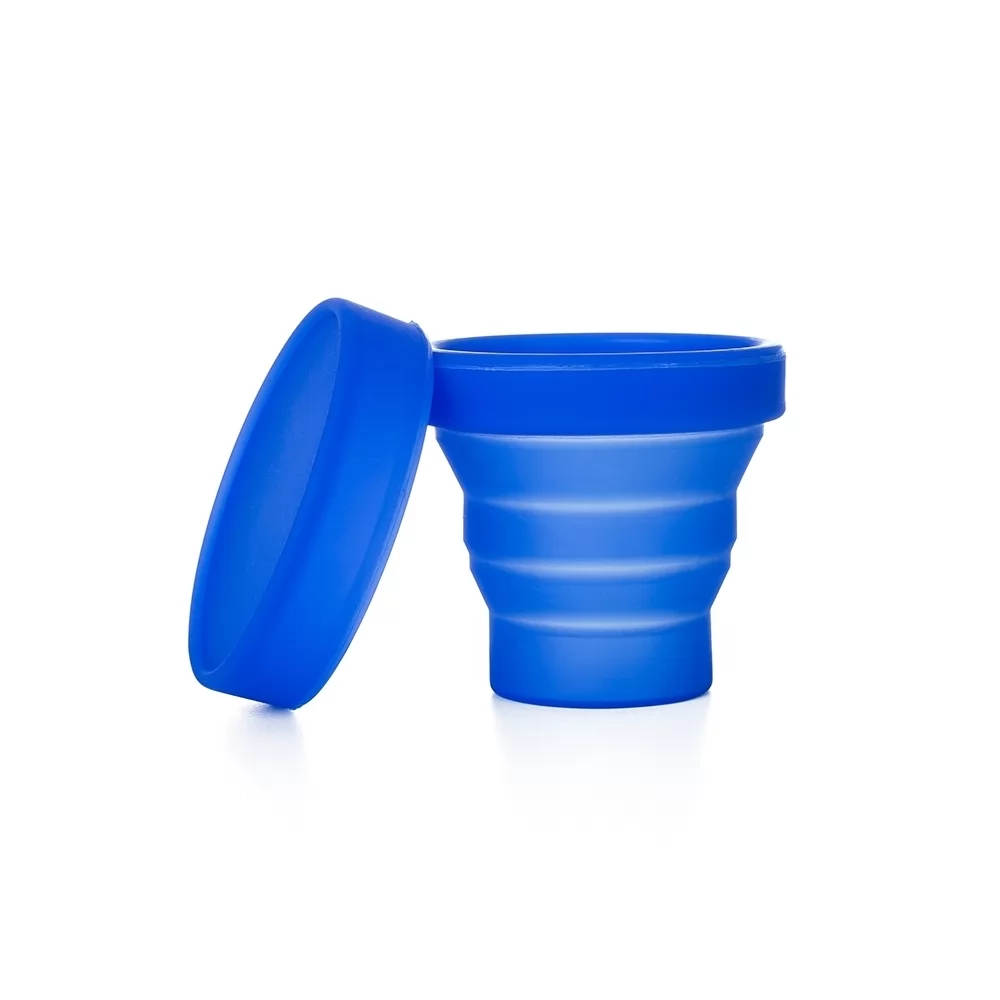 Copo retrátil de silicone 150ml azul aberto com tampa ao lado sobre fundo branco