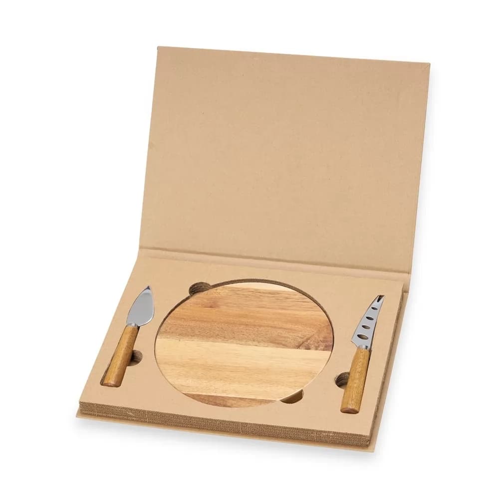 Kit queijo com tábua redonda de madeira e duas facas com cabo de madeira acomodados em estojo kraft aberto