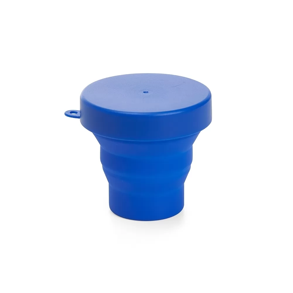 Copo retrátil de silicone 150ml azul com tampa fechada sobre fundo branco