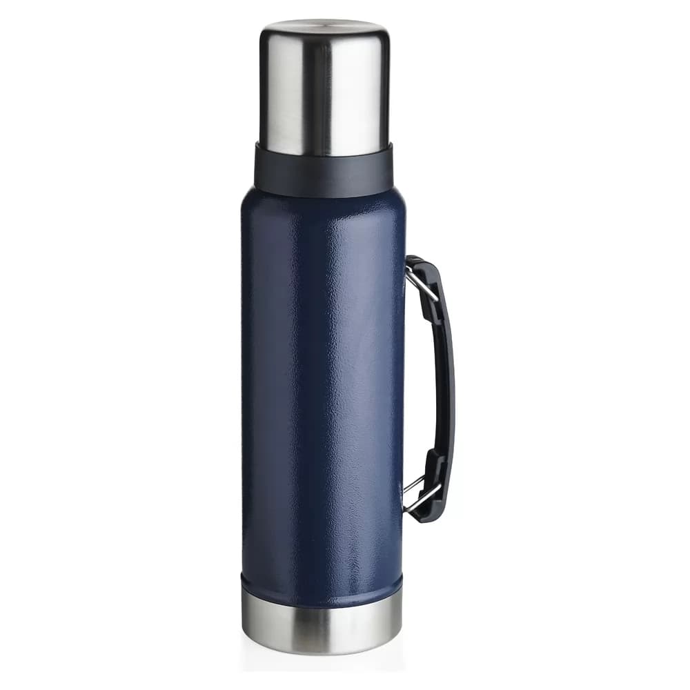 Garrafa térmica azul com alça lateral preta e tampa de inox sobre fundo branco