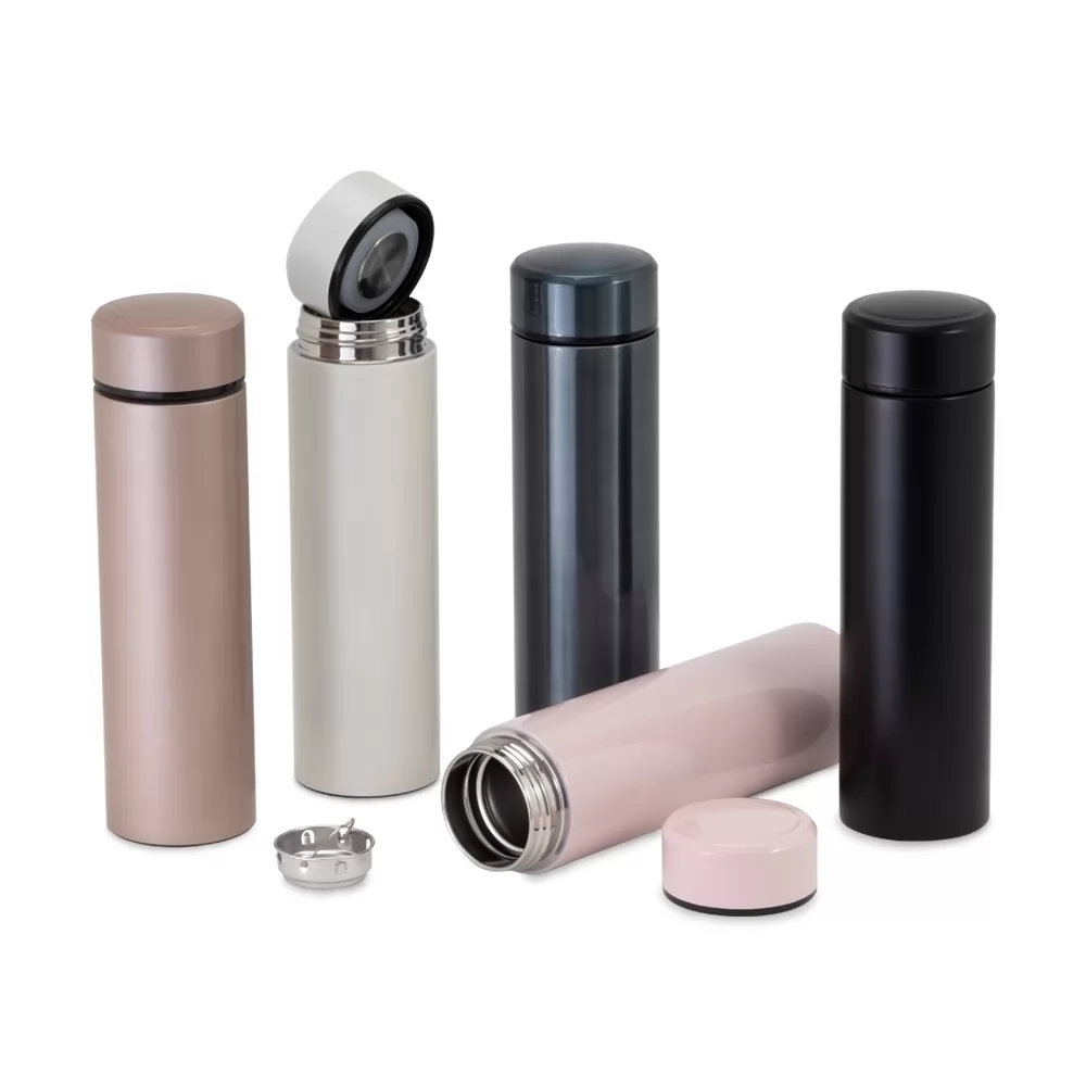 Garrafas térmicas inox 500ml em várias cores com tampa e infusor metálico destacados sobre fundo branco
