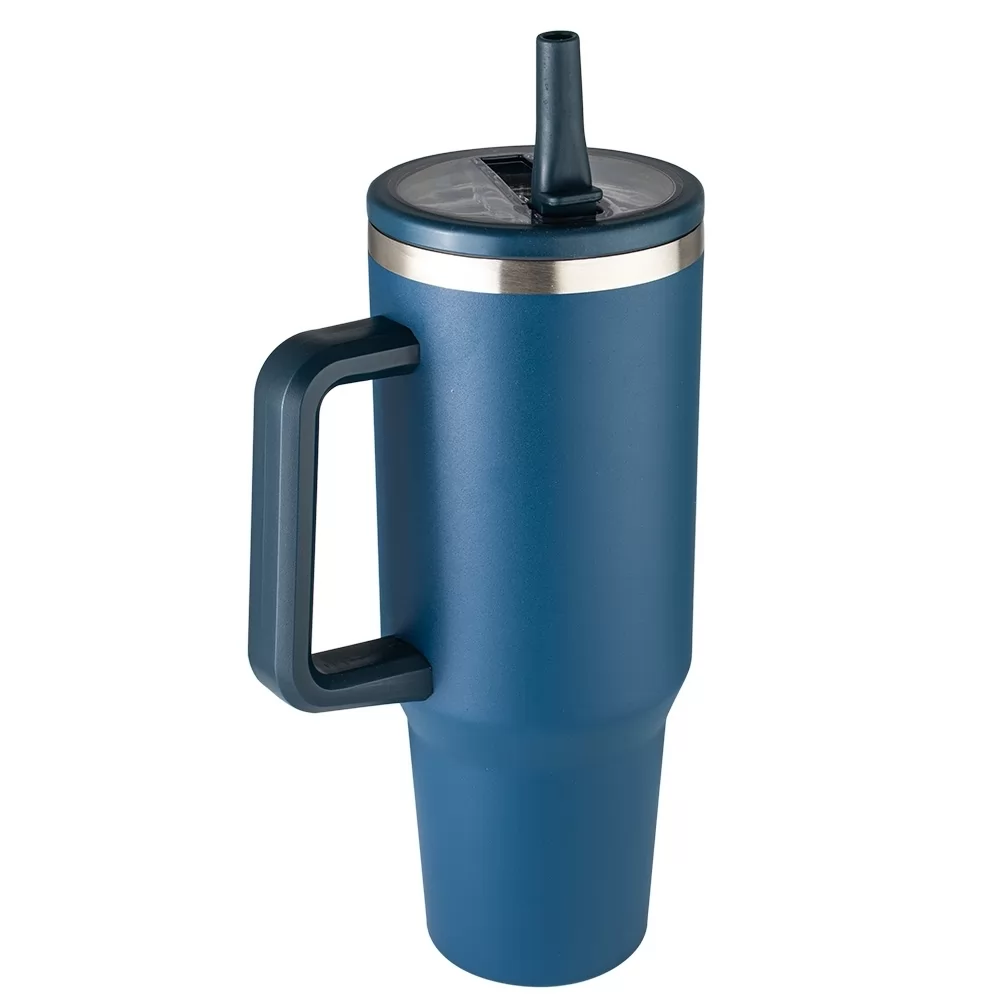 Caneca térmica 1,2 litros em aço inox azul escuro com alça e canudo em fundo branco