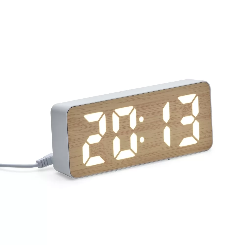 Relógio despertador de plástico branco com frente em bambu e visor digital LED aceso em ângulo
