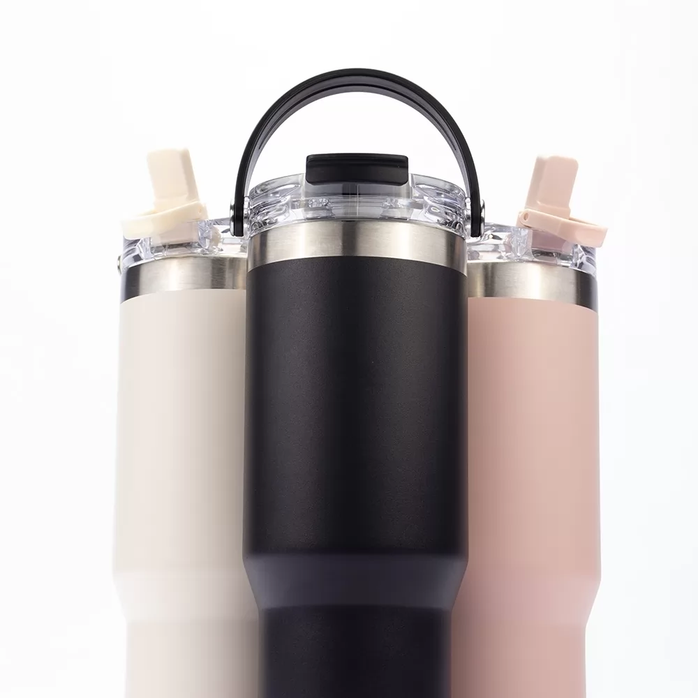 Copos térmicos de 900ml em aço inox nas cores preta, bege e rosa com tampa plástica transparente