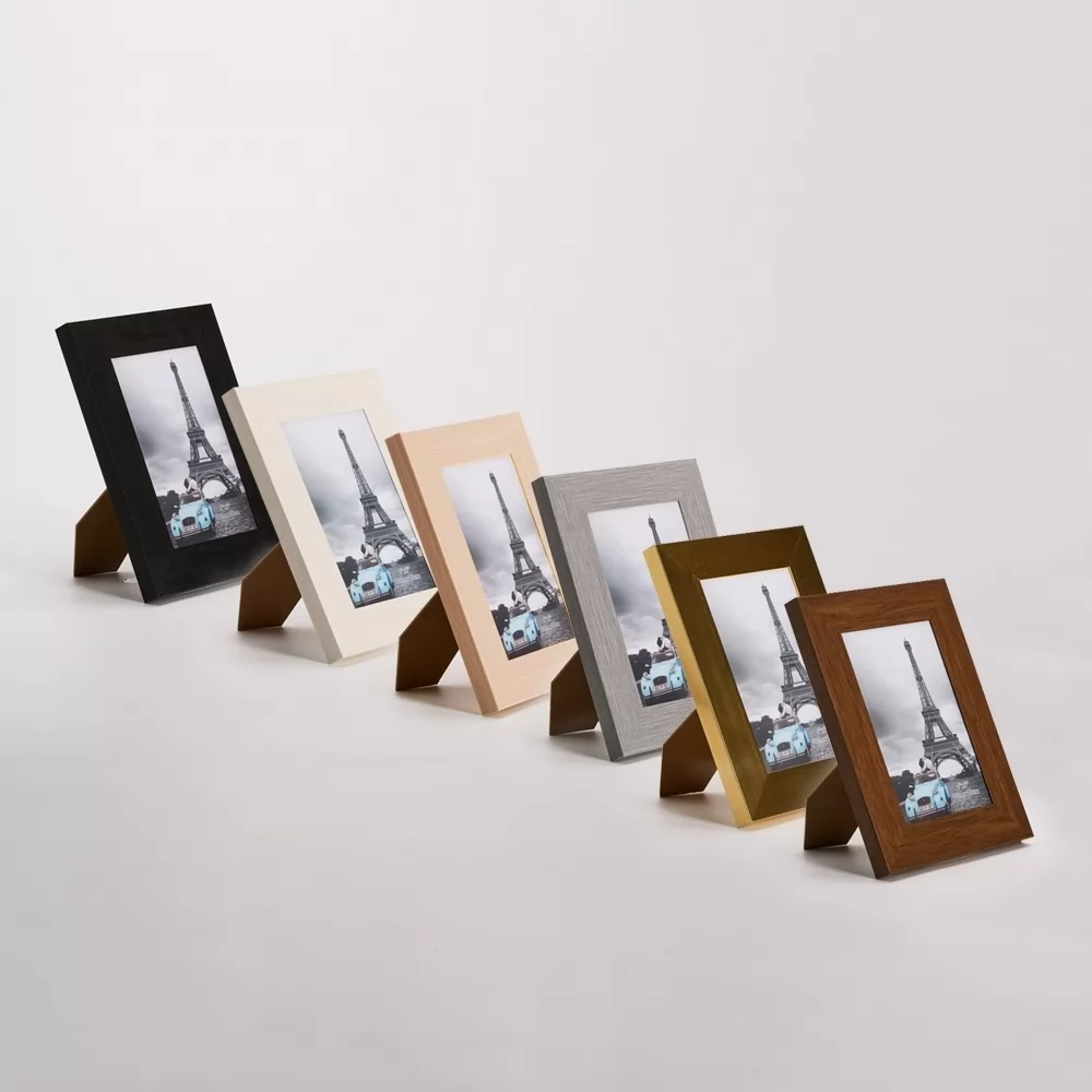 Porta-retratos de PVC alinhados em diferentes cores com suporte de mesa