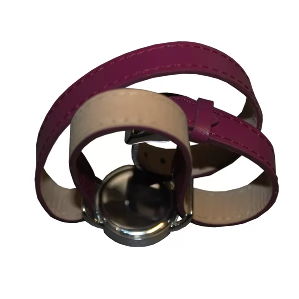 Relógio Blossom bordô com pulseira longa enrolada e fundo da caixa metálica prateada