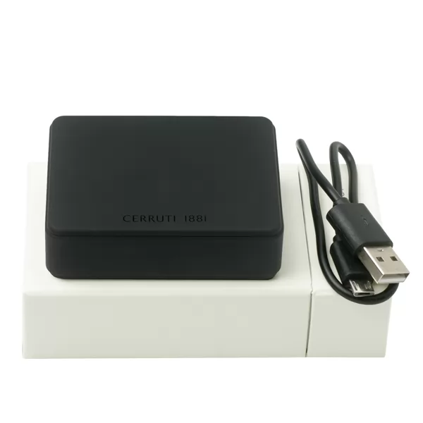 Bateria portátil Wooster preta sobre embalagem branca ao lado de cabo USB com gravação Cerruti 1881