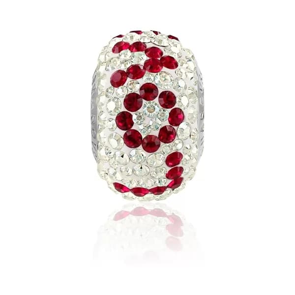 Berloque Becharmed com cristais Swarovski vermelhos e transparentes em fundo branco com reflexo