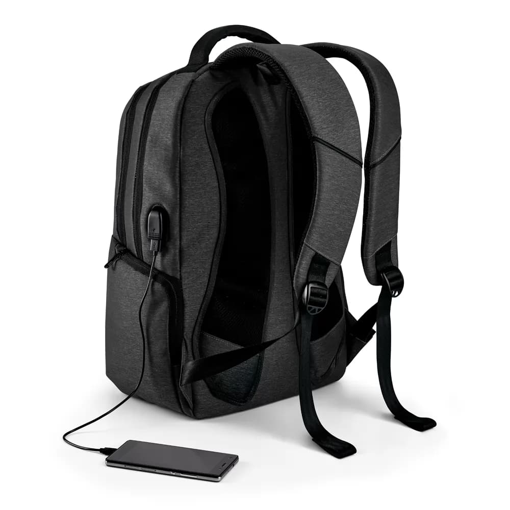 Mochila Spacio para Notebook cinza-escuro vista de costas com saída USB conectada a um celular