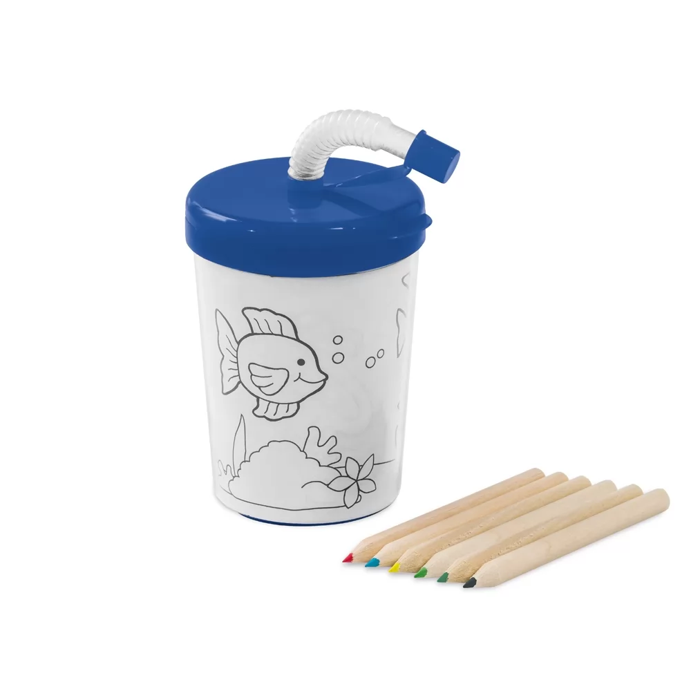 Copo infantil para colorir com tampa azul, canudo articulado, desenho de peixe e lápis de cor ao lado