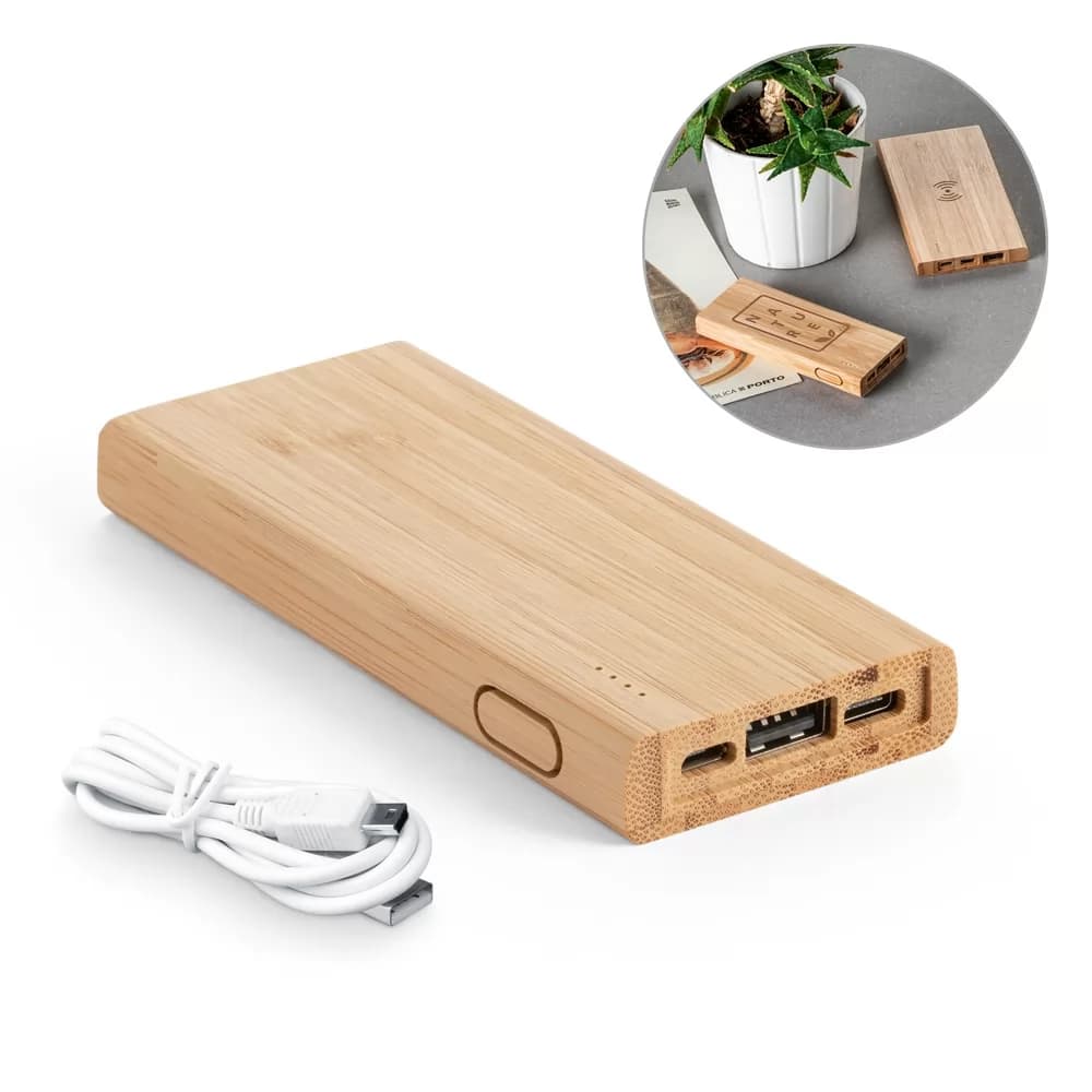 Bateria Portátil Kohn 5.0 em bambu natural acompanhada de cabo USB branco sobre fundo branco