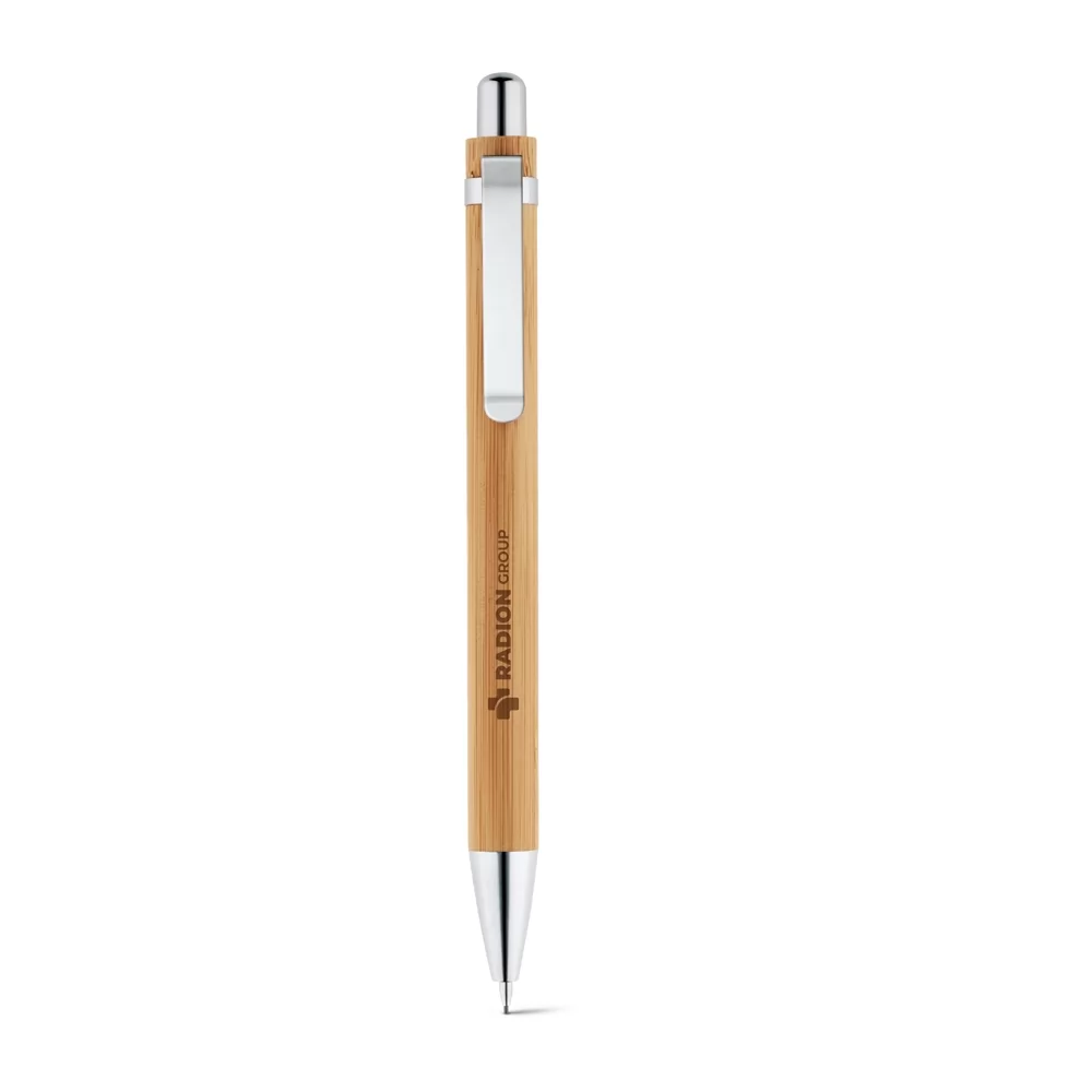 Lapiseira em bambu com clipe metálico prateado e gravação personalizada em fundo branco