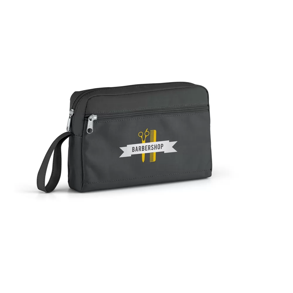 Nécessaire com pega e bolso frontal na cor preta com logo Barbershop estampado em vista frontal